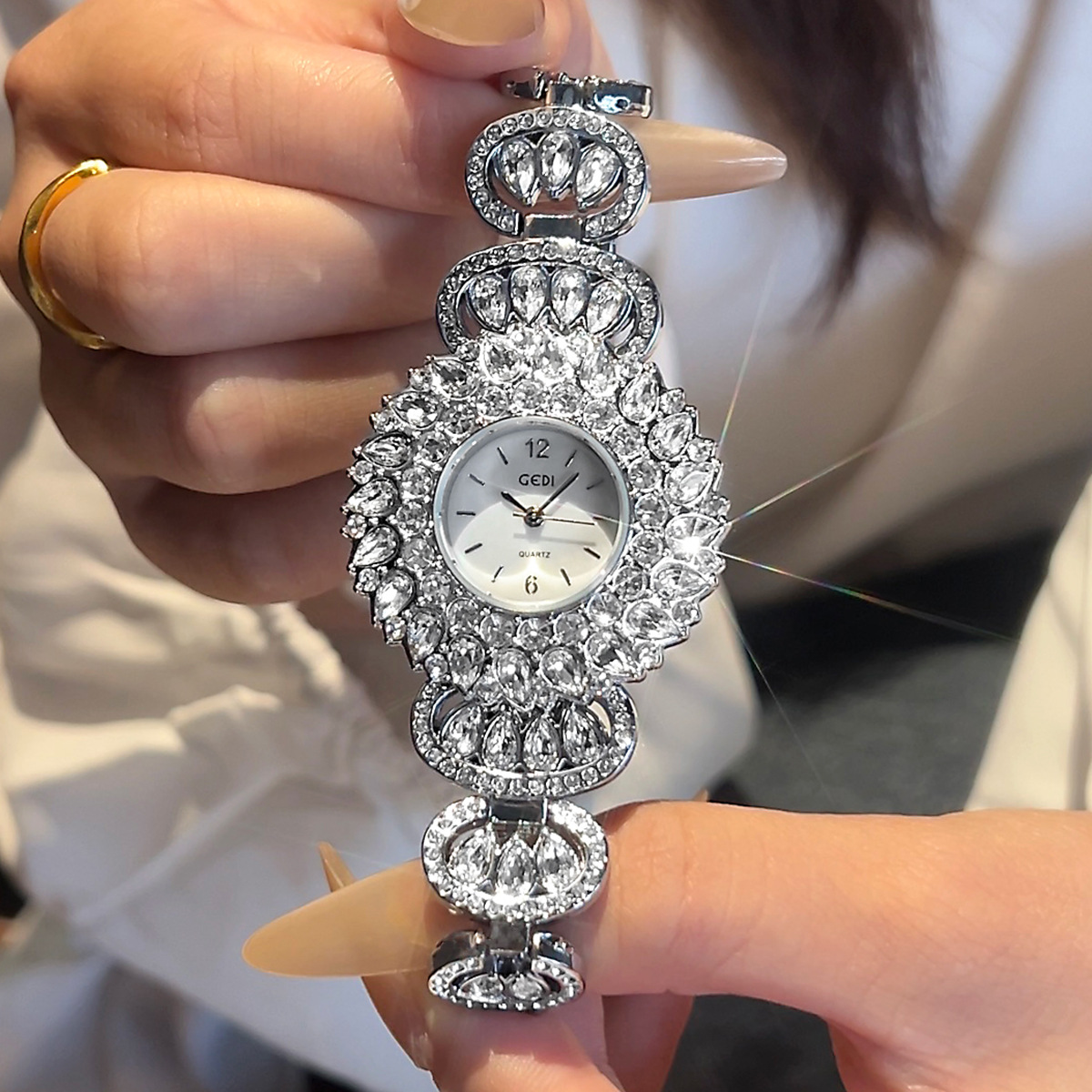 UTHAI CQ443 Fashionable Luxury - مراجعة Luxury Watch Moon Phase وسعره