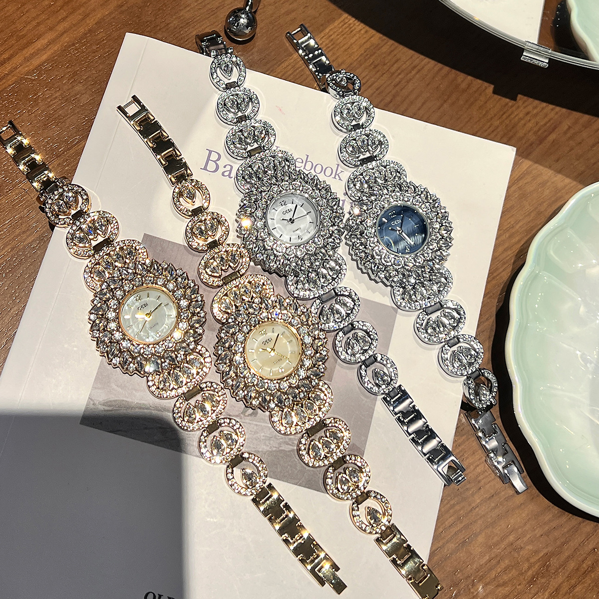 UTHAI CQ443 Fashionable Luxury - مراجعة Luxury Watch Moon Phase وسعره