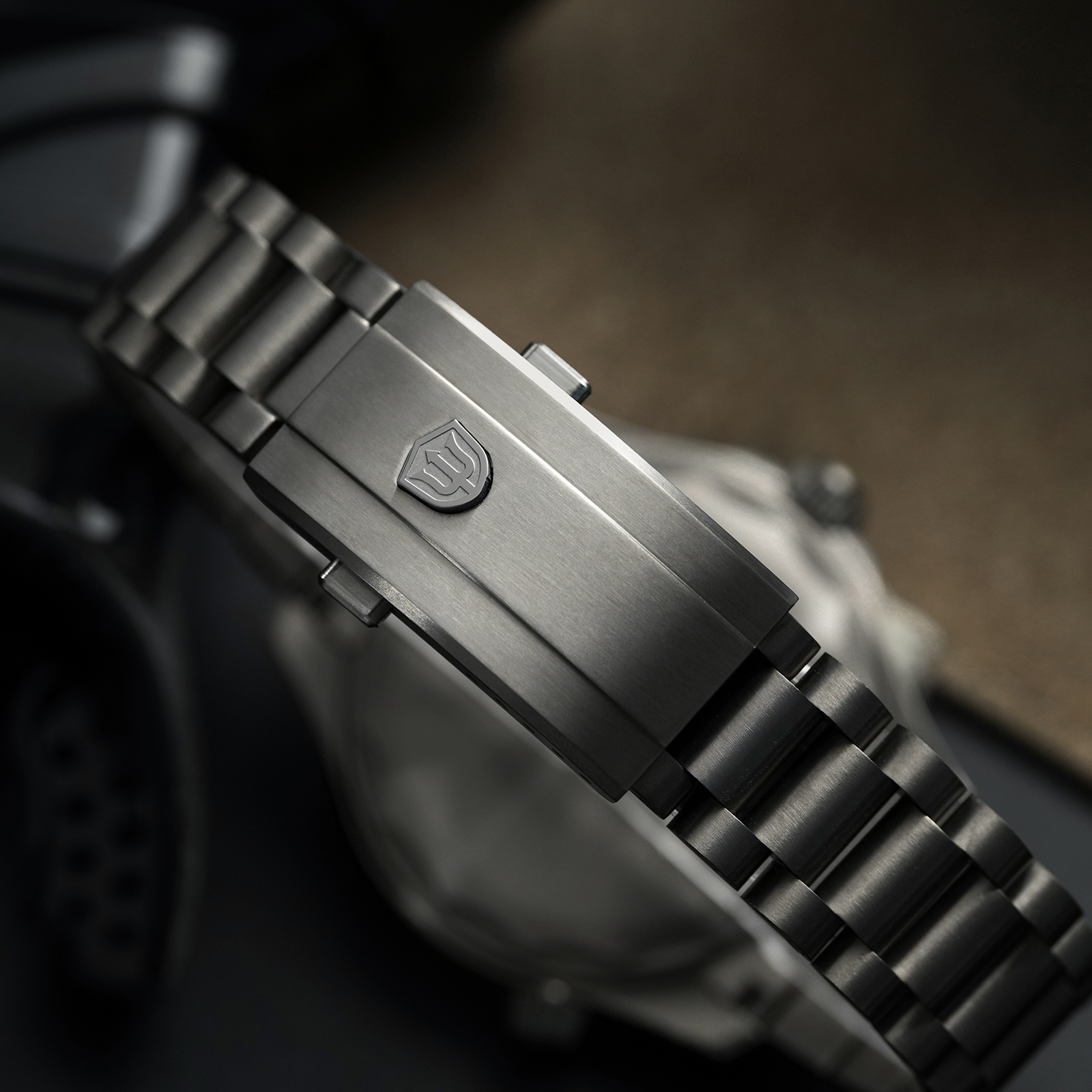Watchdives WD007 V4 NTTD Mecha - مراجعة Luxury Watch And Bracelet وسعره
